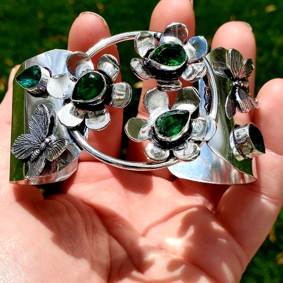 New Unique Peridot Butterflies and Flowers Silver Cuff Bracelet. - Picture 2 of 16
